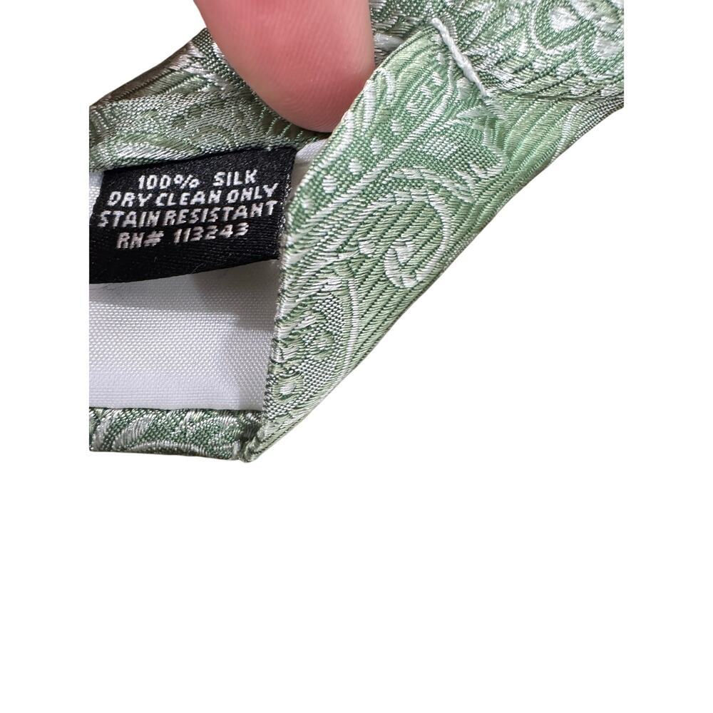 The Tie Bar Men’s Neck Tie 100% Silk Stain Resistant Green Paisley #G972 - Picture 3 of 7